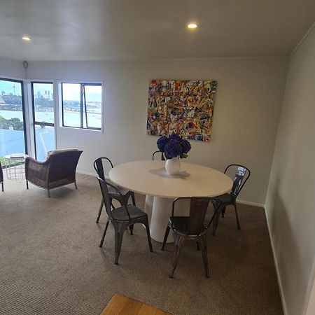 2 Bedroom Home, City And Sea Views Оукланд Екстериор снимка