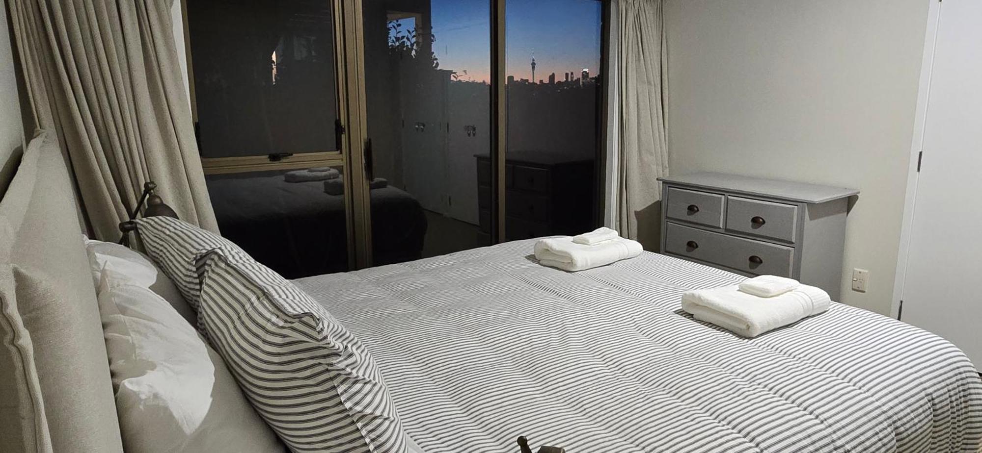 2 Bedroom Home, City And Sea Views Оукланд Екстериор снимка